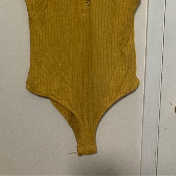 This mustard yellow bodysuit from fashion nova is a size M AU and is detachable - Picture 4 of 4